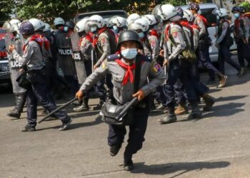 A policeman ran towards to hit