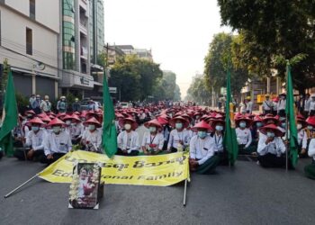 လုပ်ငန်းခွင်မဝင်ပါက တာဝန်မှယာယီရပ်ဆိုင်းမည်ဟု ပညာရေးဝန်ထမ်းများကို ခြိမ်းခြောက်