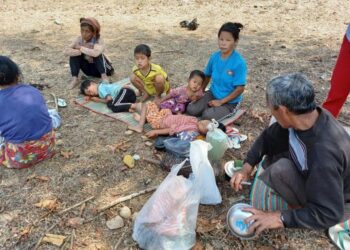 ကချင်စစ်ဘေးရှောင်များကို အာဏာသိမ်းစစ်ကောင်စီ၏ တပ်များက ပိတ်ဆို့ထား