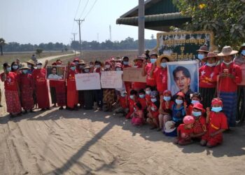 Depayin locals flee after soldiers take over two villages