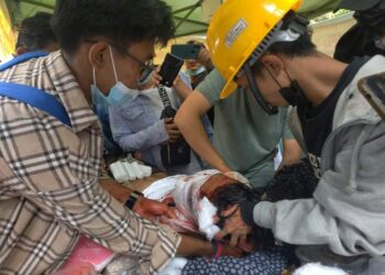 ဆရာဝန်နှင့် ဆေးကျောင်းသားများကို ဖမ်းဆီးခြိမ်းခြောက်ခြင်းလုပ်ရပ်များ အဆုံးသတ်ရန် တောင်းဆို