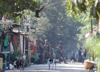 မလွှကုန်းတွင် စစ်တပ်နှင့်ရဲများ တပ်စွဲထားပြီး ရာနှင့်ချီသောဝန်ထမ်းများ ထွက်ပြေးရ