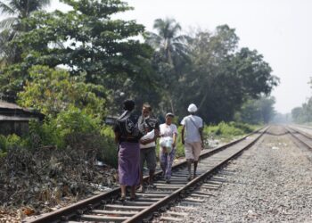 Police, soldiers forcibly evict more than 1,000 rail workers and their families