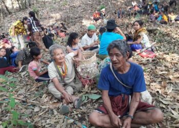 လေယာဉ်ဖြင့် ဗုံးကြဲမှုကြောင့် ကရင်ပြည်နယ် ဒေသခံတစ်သောင်းကျော် နေရပ်စွန့်