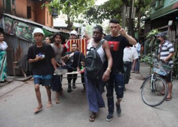 ယမန်နေ့တွင် သေဆုံးသူအနည်းဆုံး ၃၈ ဦးရှိခဲ့၊ ယနေ့နံနက်တွင် ဖုန်းအင်တာနက်ပြတ်တောက်နေ