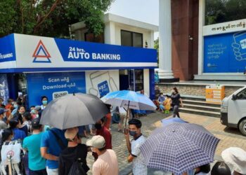 ပုဂ္ဂလိကဘဏ်ဌာနအကြီးအကဲများကို ဖမ်းဆီးပြီး ဘဏ်များ အတင်းအကျပ်ဖွင့်ခိုင်းနေ