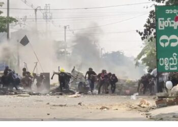 Relatives rush to cremate victims of South Dagon massacre so soldiers can’t steal their bodies