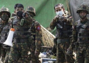 နောက်နေ့ မင်းတို့စောက်ခွက်တွေ မမြင်ချင်ဘူးလို့ ပြောတယ်