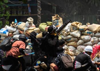 အာဏာရှင်ကို သေနတ်သံကြားမှ အံတုခြင်း