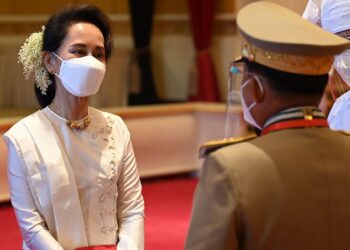 “ရန်၊ ငါ ပြတ်အောင် သူ(ဒေါ်အောင်ဆန်းစုကြည်) လုပ်လိုက်တာ”− မန်းဝင်းခိုင်သန်း