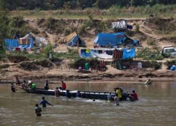 Thousands flee into Thailand amid renewed Myanmar fighting