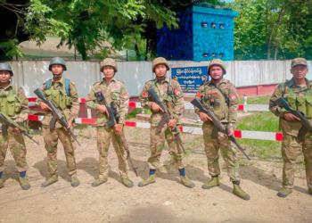 စစ်ကောင်စီ၏ လေတပ်နှင့် လက်နက်ကြီးကြောင့် စဉ့်ကူးတစ်မြို့လုံးနီးပါးပျက်စီး