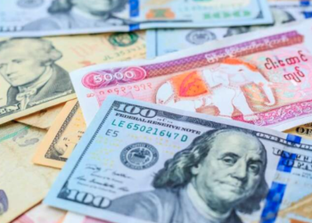 Breaking News- အမေရိကန်တစ်ဒေါ်လာလျှင် ငွေကျပ် ၆၀၀၀ ကျော်အထိစံချိန်တင်ထိုးတက်ပြီး ကျပ်ငွေတန်ဖိုး သမိုင်းဝင် စံချိန်တင် တဟုန်ထိုးကျဆင်းနေ