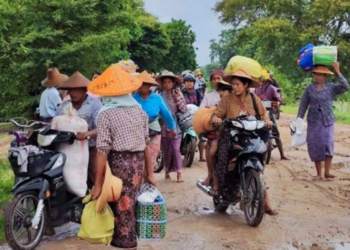 ဘုတလင်တွင် စစ်ကောင်စီတပ်က စစ်ကြောင်းထိုးလာခြင်းကြောင့် ဒေသခံသောင်းနှင့်ချီ ထွက်ပြေးနေရ